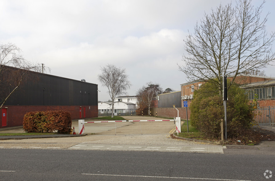 Old Brighton Rd, Lowfield Heath à louer - Photo de l’immeuble – Image 2 sur 5