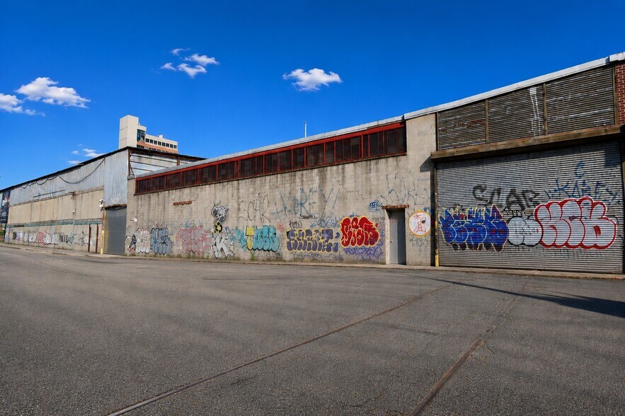 585 Meserole St, Brooklyn, NY à vendre - Photo de l’immeuble – Image 2 sur 30