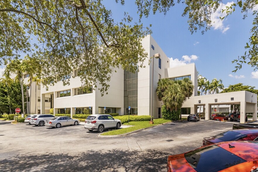 8725 NW 18th Ter, Miami, FL à louer - Photo de l’immeuble – Image 3 sur 12