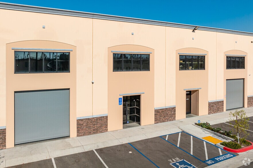 1611 W San Bernardino Rd, West Covina, CA à louer - Photo de l’immeuble – Image 2 sur 8