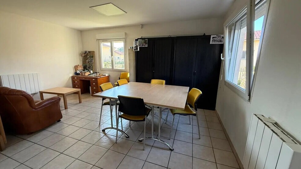 Bureau dans Saint-Just à louer - Photo de l’immeuble – Image 3 sur 7