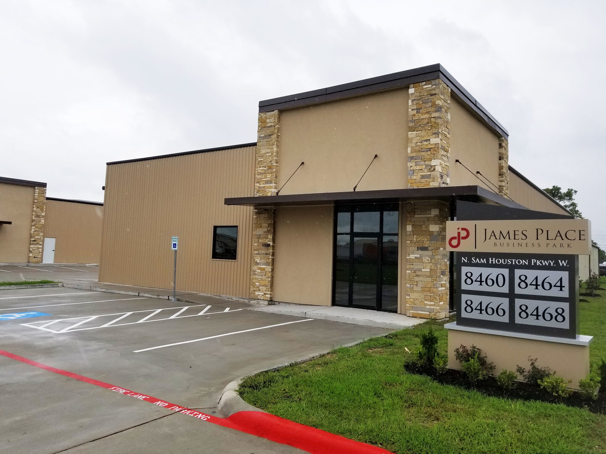 8460 N Sam Houston Pky W, Houston, TX à louer Photo de l’immeuble– Image 1 sur 7