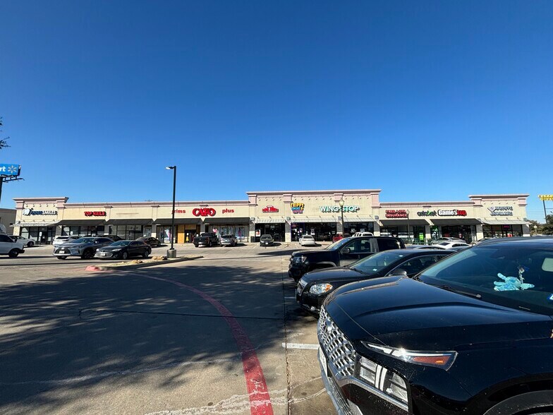 1012 E Ennis Ave, Ennis, TX à louer - Photo de l’immeuble – Image 2 sur 5