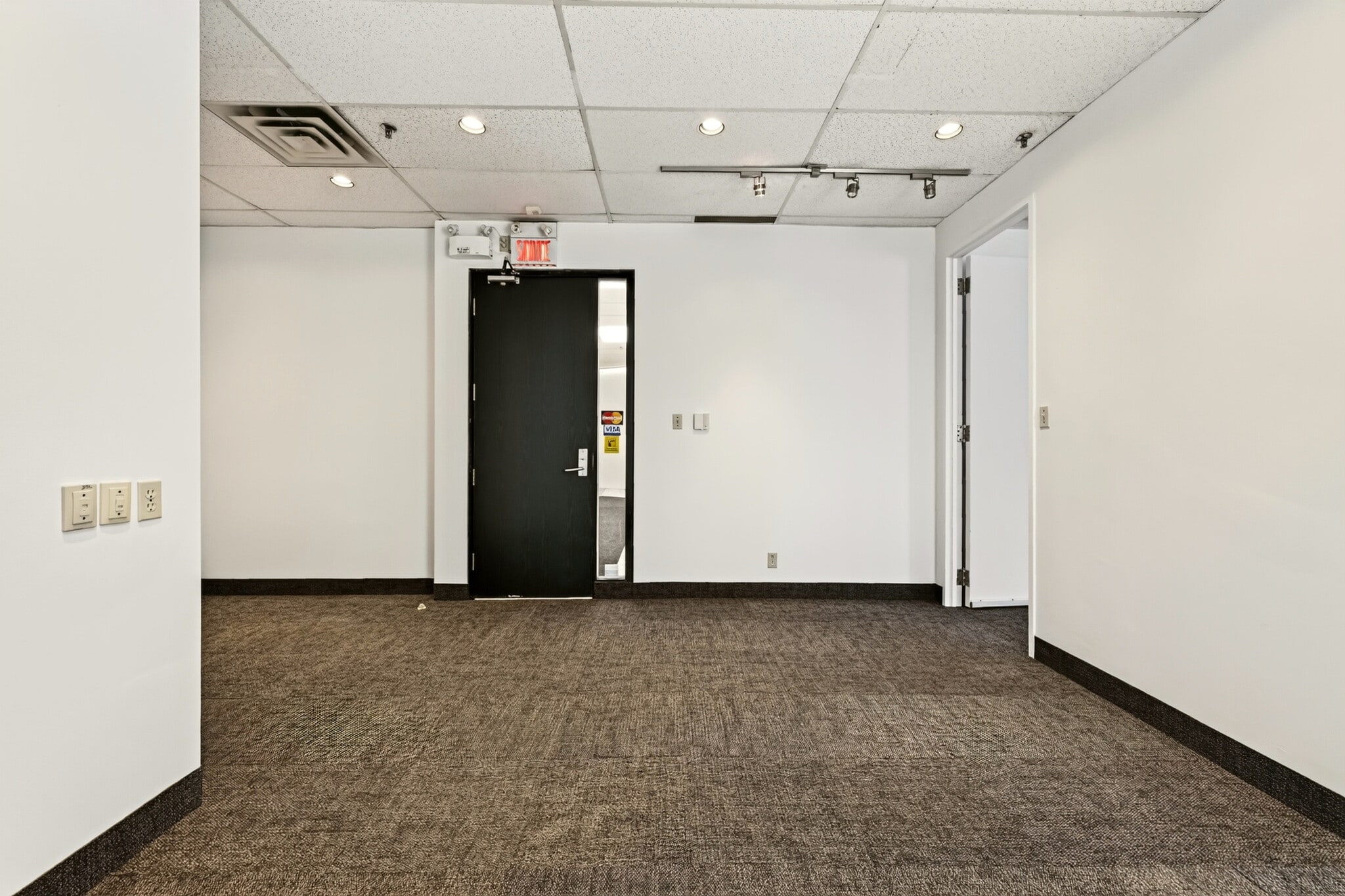 12905 Rue Sherbrooke E, Montréal, QC à louer Photo intérieure– Image 1 sur 8