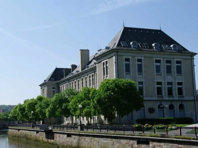 Local d’activités dans Belfort à louer - Photo de l’immeuble – Image 1 sur 3