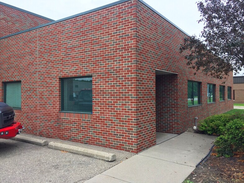 41158 Koppernick Rd, Canton Township, MI à louer - Photo de l’immeuble – Image 2 sur 8