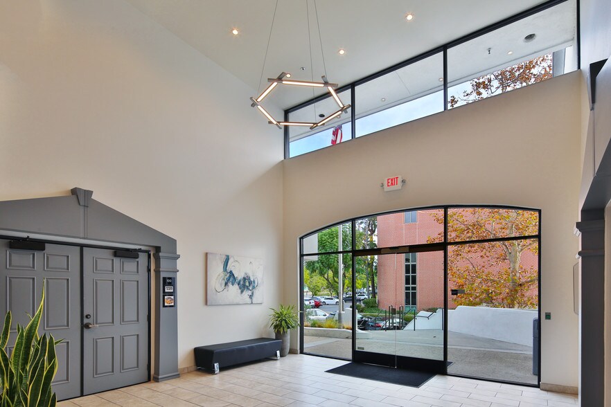 23161 Lake Center Dr, Lake Forest, CA à louer - Hall d’entrée – Image 3 sur 6