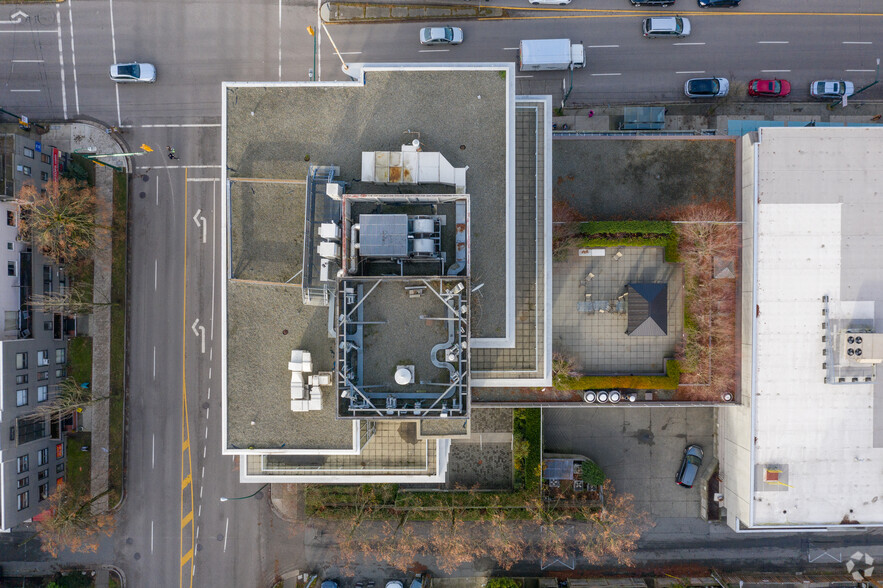 1788 W Broadway, Vancouver, BC à louer - Photo de l’immeuble – Image 3 sur 8