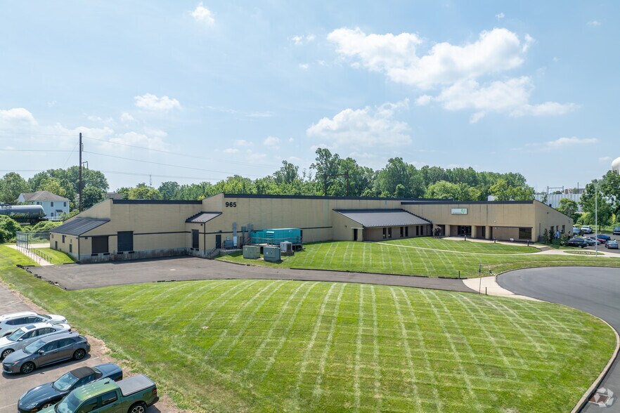 965 Thomas Dr, Warminster Township, PA à louer - Photo de l’immeuble – Image 3 sur 5