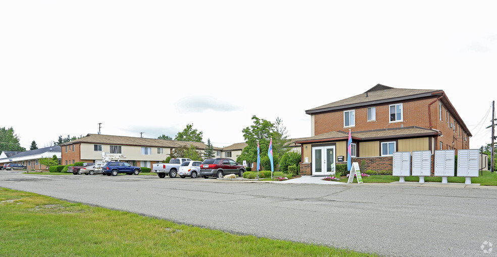 Drakeshire Apartments & Retail portefeuille de 2 biens à vendre sur LoopNet.fr - Photo principale – Image 1 sur 2