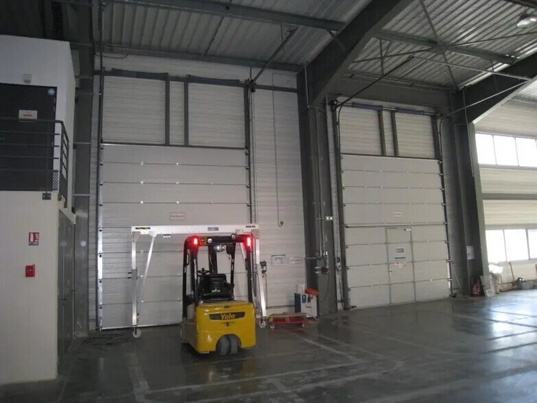 Industriel/Logistique dans Aubagne à louer - Photo de l’immeuble – Image 3 sur 9