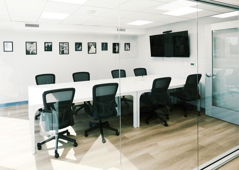 1017 N La Cienega Blvd, West Hollywood, CA à louer - Photo de l’immeuble – Image 2 sur 6