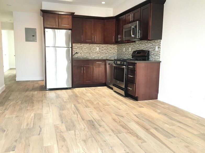 3710 31st Ave, Astoria, NY à vendre - Photo intérieure – Image 2 sur 2