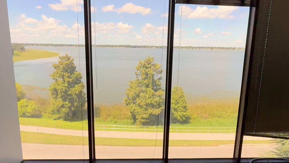 500 NW Lake Howard Dr, Winter Haven, FL à vendre - Vidéo sur l’annonce professionnelle – Image 2 sur 4