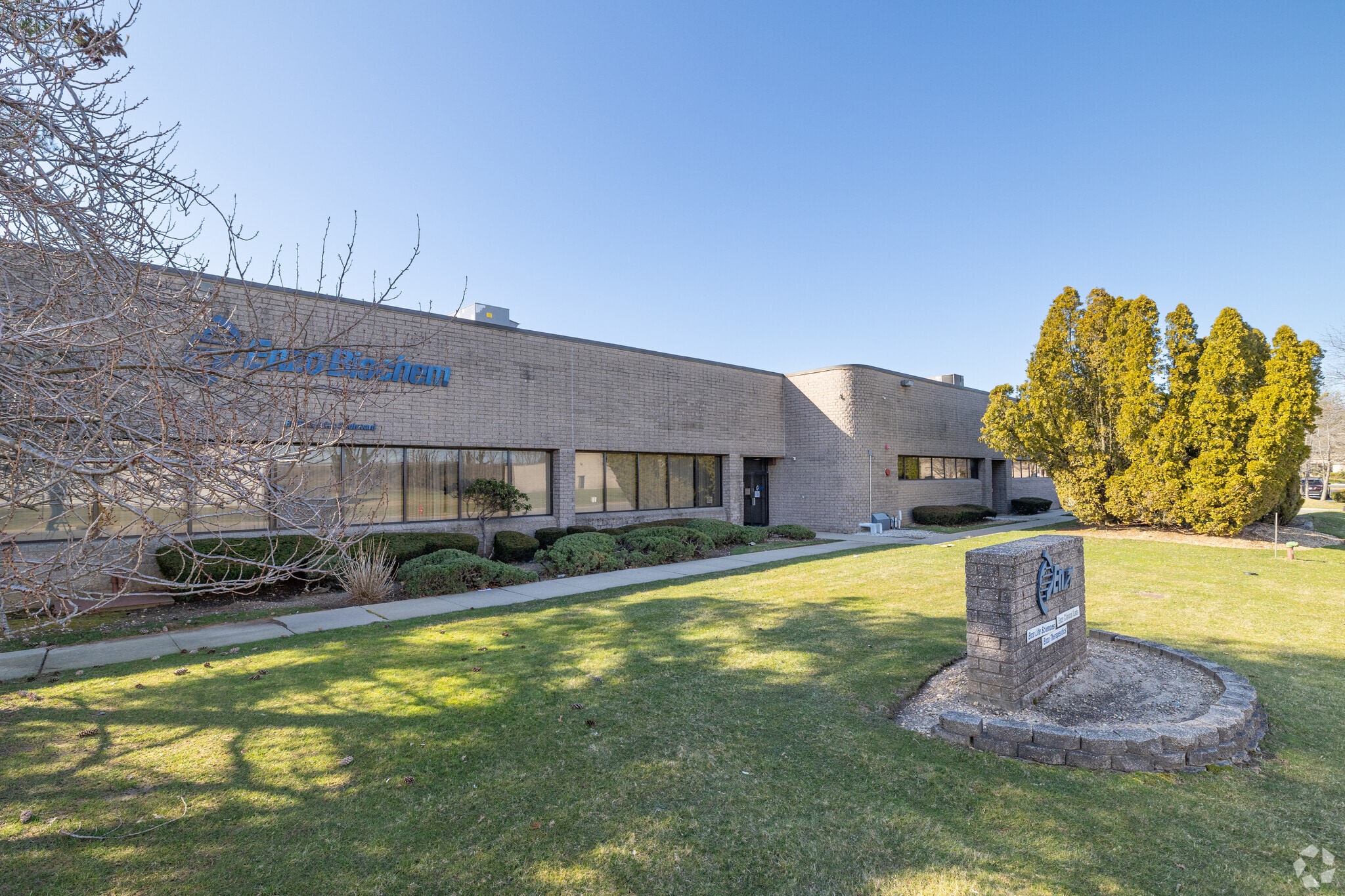 60 Executive Blvd, Farmingdale, NY à vendre Photo de l’immeuble– Image 1 sur 8