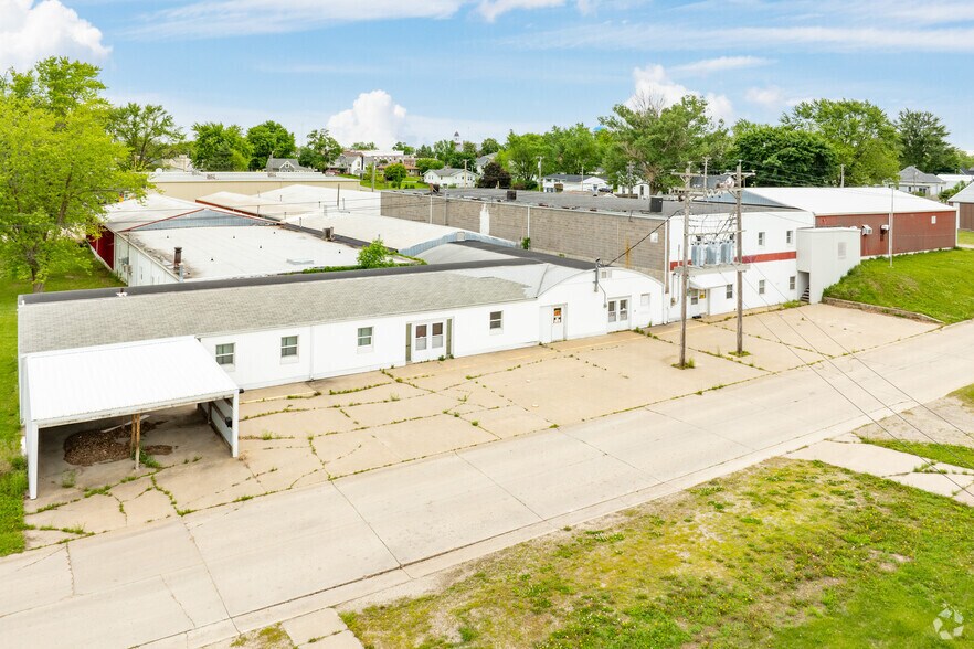 401 S Front St, Montezuma, IA à vendre - Photo principale – Image 1 sur 85