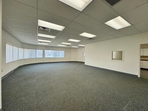 1320 Lincoln Ave, Holbrook, NY à louer Photo intérieure– Image 1 sur 6