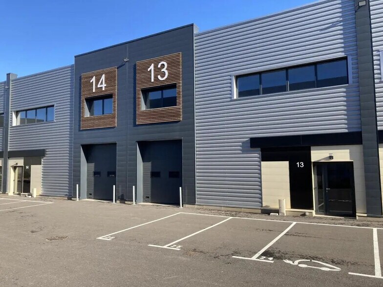 Local d’activités dans Brignoles à louer - Photo de l’immeuble – Image 3 sur 19