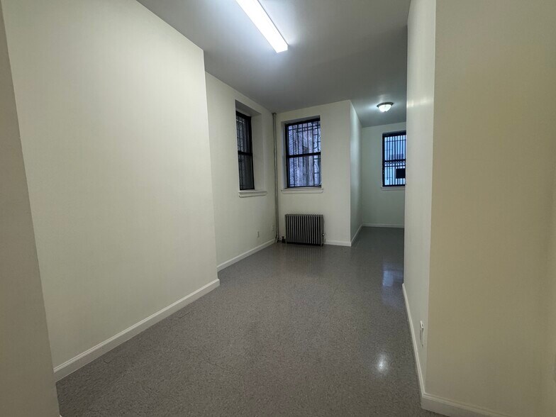 951 Manhattan Ave, Brooklyn, NY à louer - Photo de l’immeuble – Image 3 sur 7