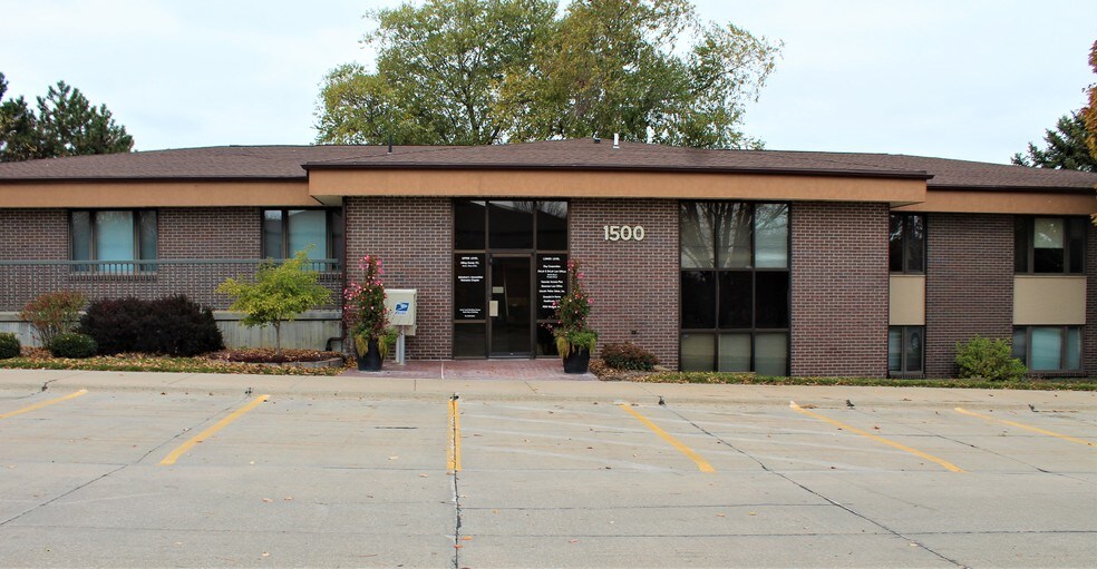 1500 S 70th St, Lincoln, NE à louer - Photo de l’immeuble – Image 3 sur 5