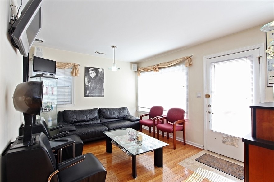 5728 W Higgins Ave, Chicago, IL à vendre - Photo intérieure – Image 3 sur 12