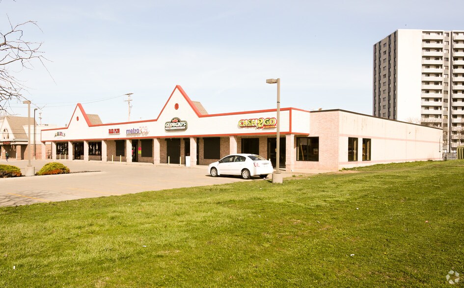 15609-15785 Lakeshore Blvd, Cleveland, OH à louer - Photo de l’immeuble – Image 2 sur 6