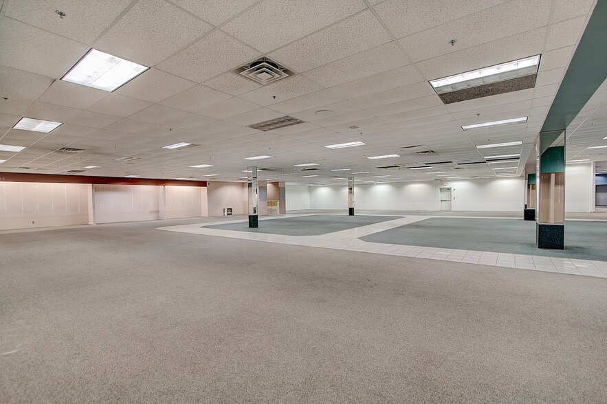 8603 W Brown Deer Rd, Milwaukee, WI à louer - Photo de l’immeuble – Image 2 sur 9