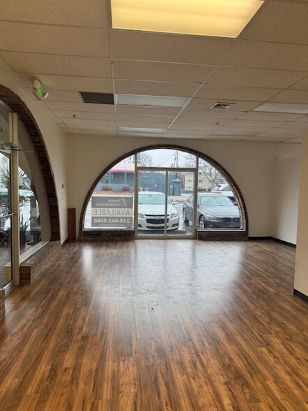 1800 W 14 Mile Rd, Royal Oak, MI à louer - Photo de l’immeuble – Image 3 sur 16
