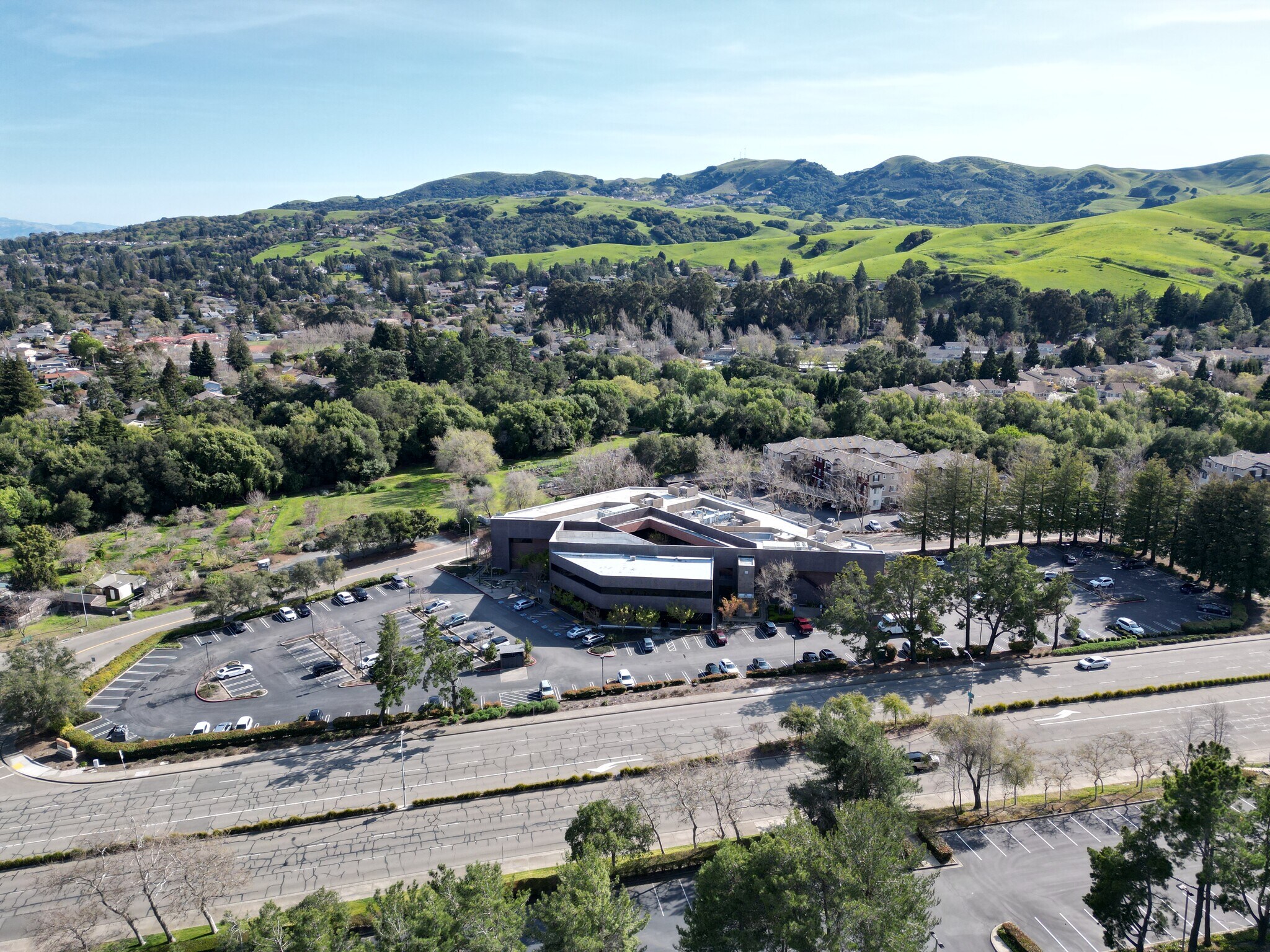 100 Park Pl, San Ramon, CA à louer Photo de l’immeuble– Image 1 sur 15