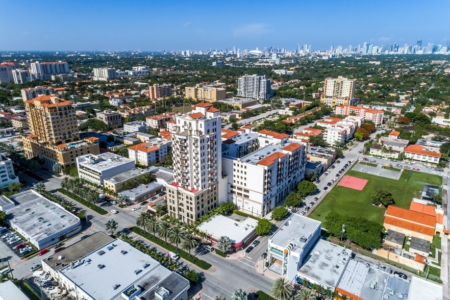 1805 Ponce de Leon Blvd, Coral Gables, FL à vendre - Photo de l’immeuble – Image 3 sur 16