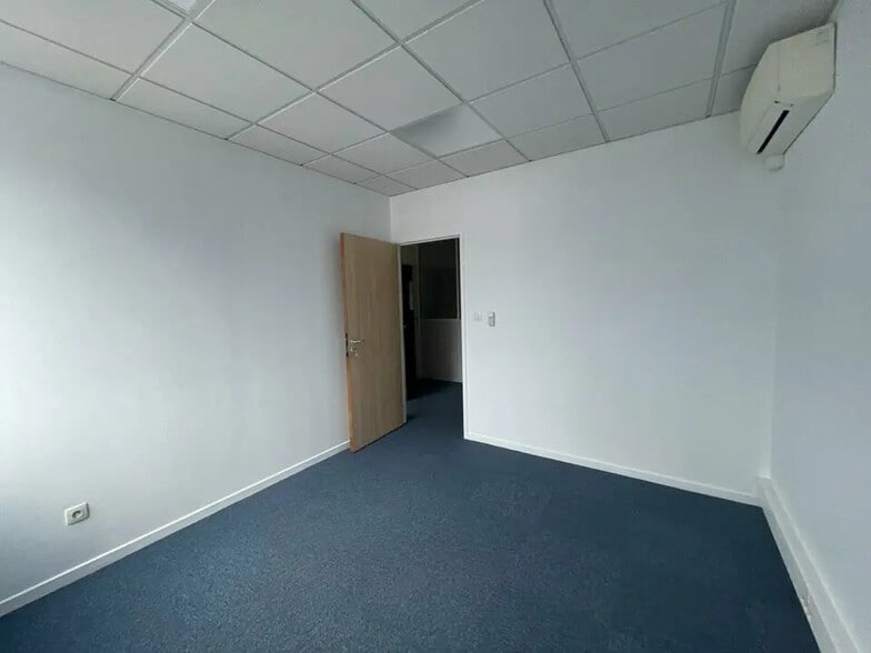 Local d’activités dans Saint-Quentin-Fallavier à louer - Photo intérieure – Image 2 sur 11