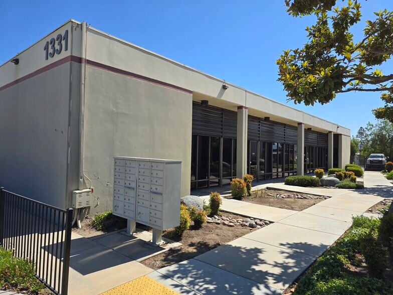 1331 N Cuyamaca Street, Units I-L portefeuille de 3 biens à vendre sur LoopNet.fr - Photo de l’immeuble – Image 3 sur 17