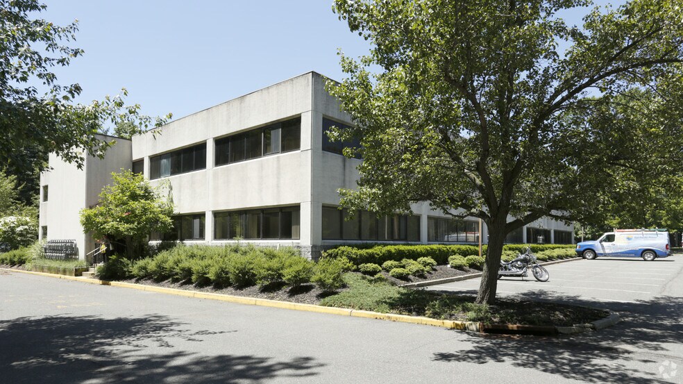 215 Gordons Corner Rd, Manalapan Township, NJ à louer - Photo de l’immeuble – Image 3 sur 4