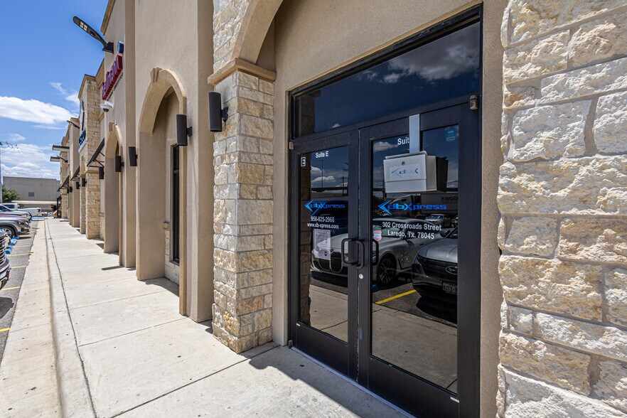 302 Crossroads St, Laredo, TX à louer - Photo de l’immeuble – Image 3 sur 32
