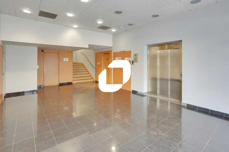 Bureau dans Évry-Courcouronnes à louer - Photo de l’immeuble – Image 2 sur 7