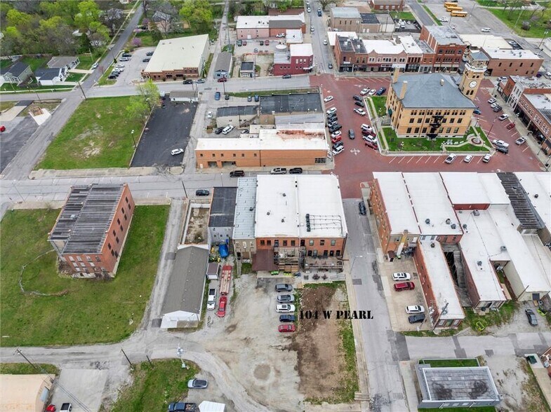 104 W Pearl St, Harrisonville, MO à vendre - Photo de l’immeuble – Image 1 sur 1