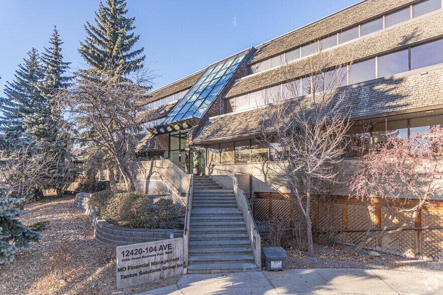 12420 104th Ave NW, Edmonton, AB à louer - Photo de l’immeuble – Image 2 sur 7