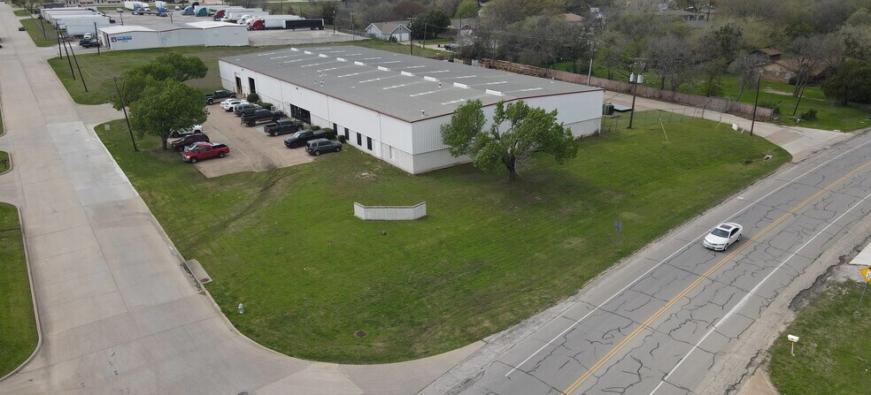 300 Industrial Blvd, Mansfield, TX à louer - Photo de l’immeuble – Image 2 sur 18