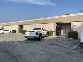 1261-1271 E Edna Pl, Covina, CA à louer Photo de l’immeuble– Image 2 sur 3