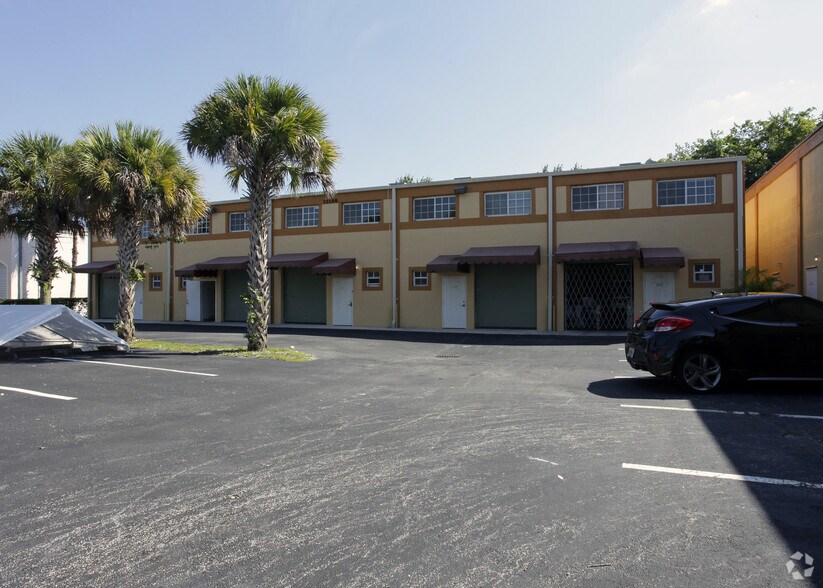 13186 SW 130th Ter, Miami, FL à louer - Photo de l’immeuble – Image 3 sur 3