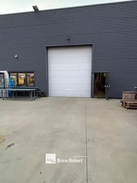 Local d’activités dans Saint-Fons à louer - Photo de l’immeuble – Image 3 sur 7