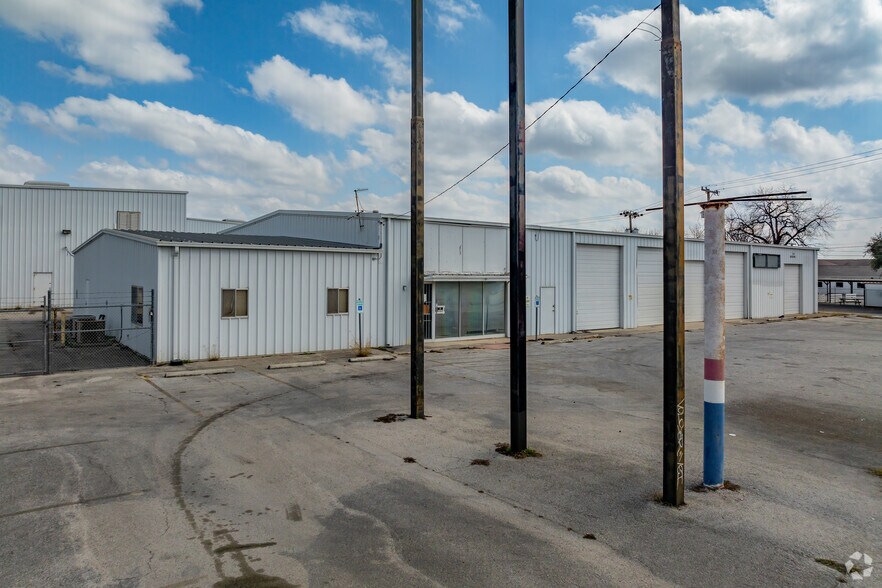 204 N WW White Rd, San Antonio, TX à vendre - Photo principale – Image 1 sur 26