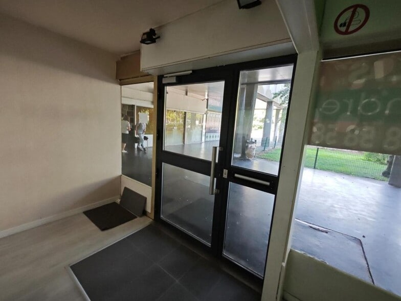 Local commercial dans Mons En Baroeul à louer - Hall d’entrée – Image 2 sur 11