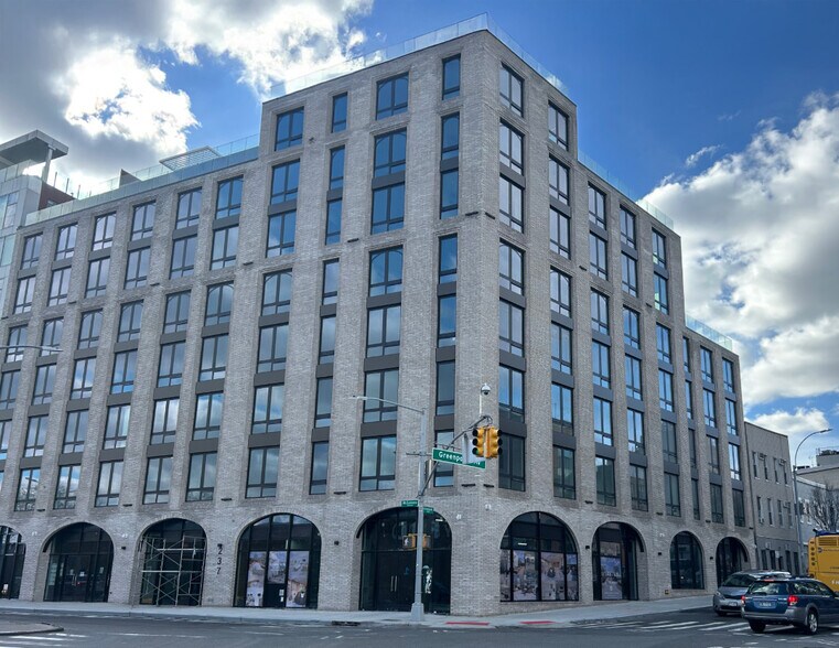 210 Greenpoint Ave, Brooklyn, NY à louer - Photo de l’immeuble – Image 1 sur 2