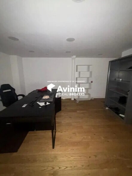 Local commercial dans Paris à louer - Photo de l’immeuble – Image 2 sur 3