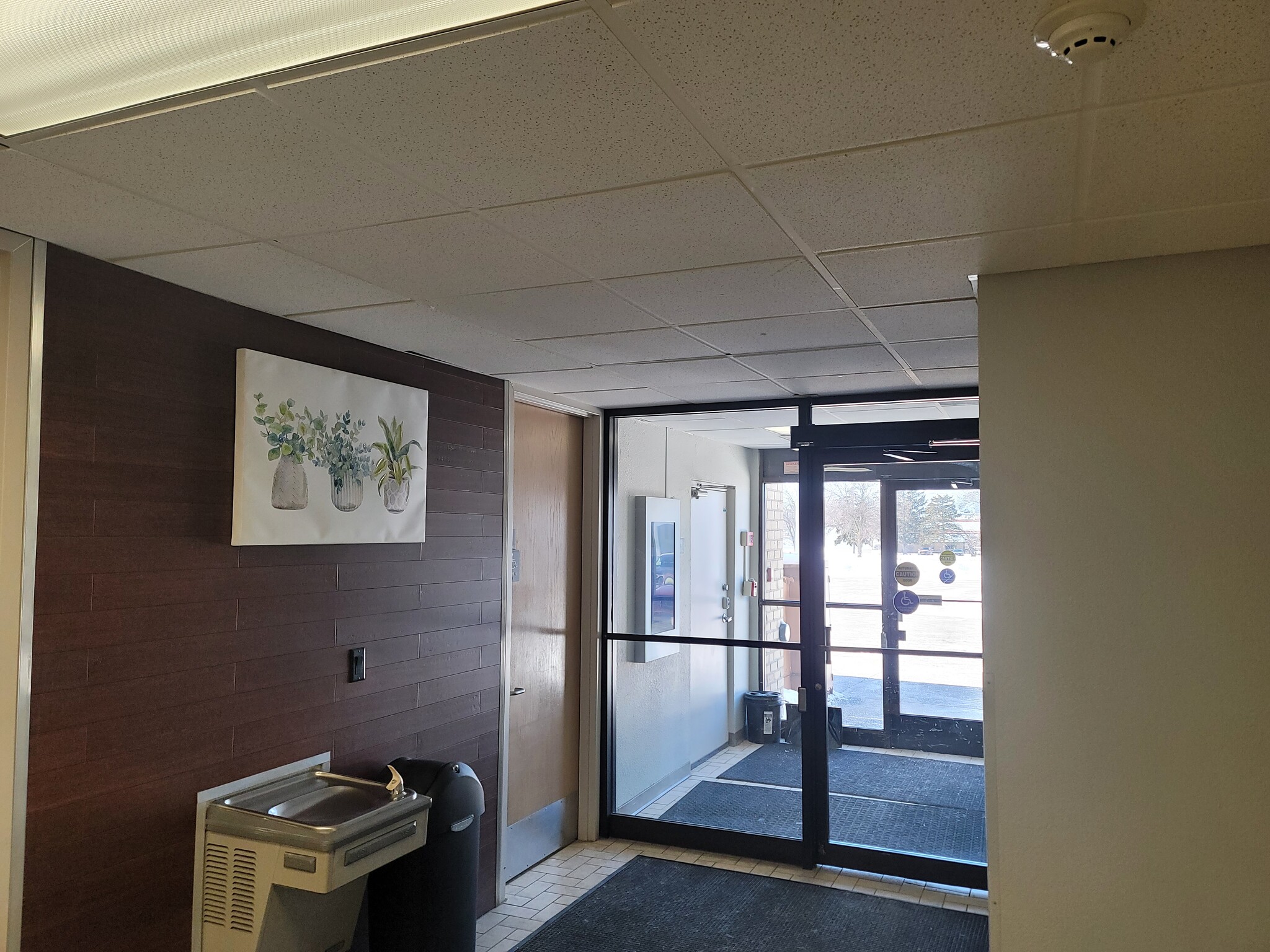 7362 NE University Ave W, Minneapolis, MN à louer Hall d’entrée– Image 1 sur 14