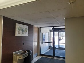 7362 NE University Ave W, Minneapolis, MN à louer Hall d’entrée– Image 1 sur 14