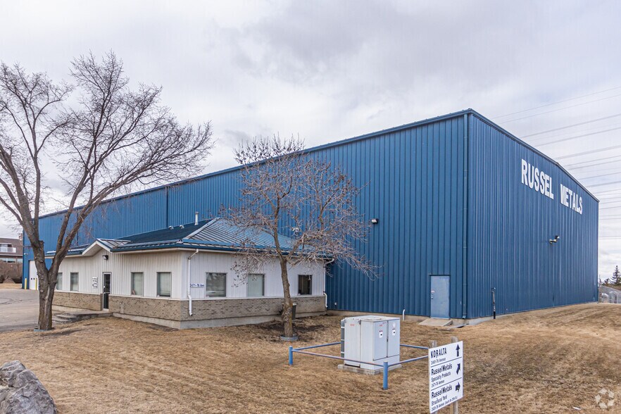 2461 76 Ave Edmonton, AB portefeuille de 4 biens à vendre sur LoopNet.fr - Photo principale – Image 2 sur 4