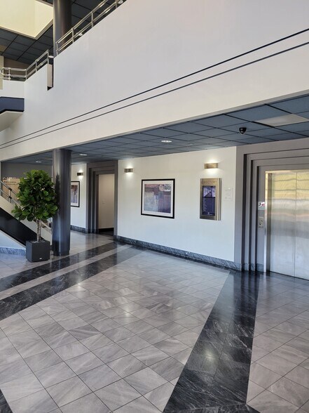 5716 Corsa Ave, Westlake Village, CA à louer - Photo de l’immeuble – Image 3 sur 11
