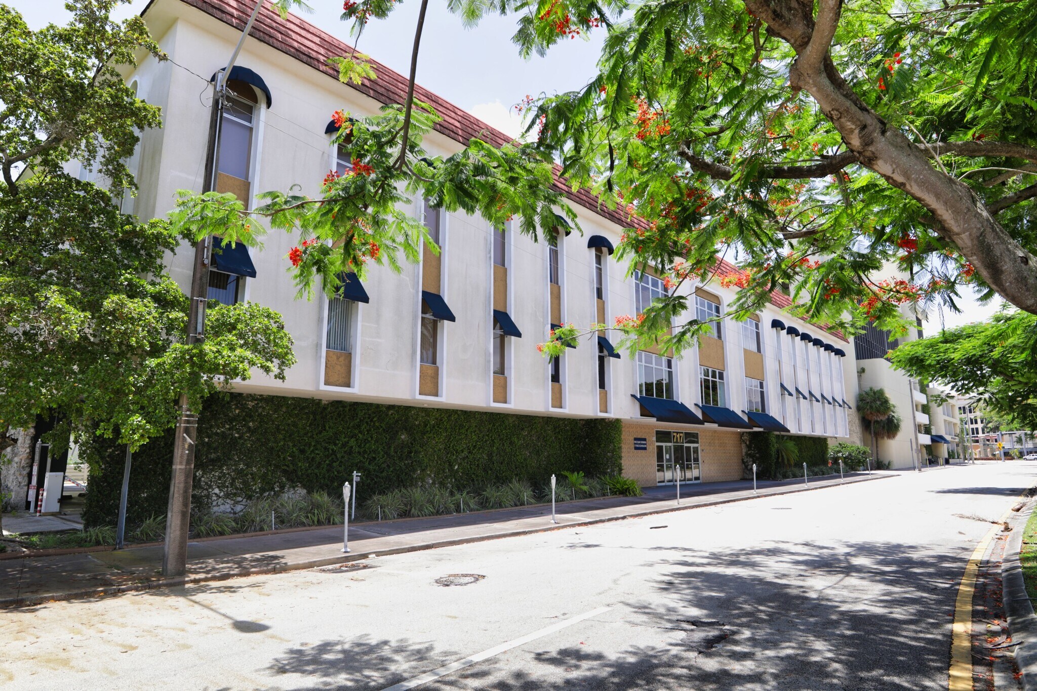 717 Ponce de Leon Blvd, Coral Gables, FL à vendre Photo de l’immeuble– Image 1 sur 11